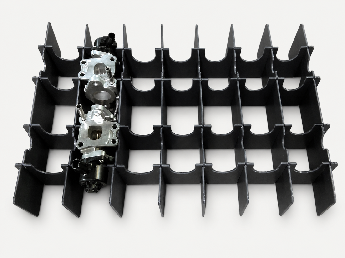 Wide scalloped partition tray for cylindrical components